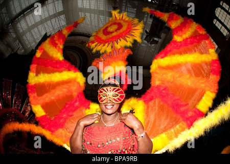 Notting Hill Carnival 2010, Grand Carnival costume Costume Splash, concours, Alexandra Palace, Groupe Phoenix Banque D'Images