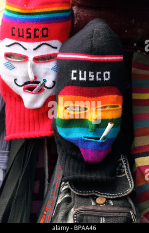 Masques de laine typiques (appelés waqullu ou waq'ollo) utilisés par les danseurs de Kapac Qolla pour la vente dans l'embrasure de porte d'un magasin d'artisanat, Cusco, Pérou Banque D'Images