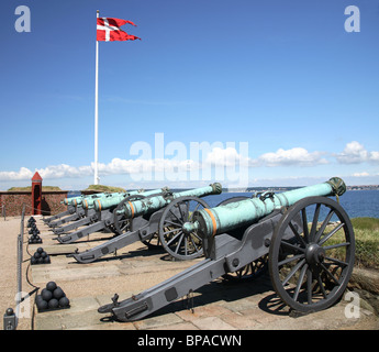 Sur le bataillon du pavillon château Kronborg, Elseneur, Danemark. Canons pointant vers le pont Oresund (le son) - et la Suède Banque D'Images