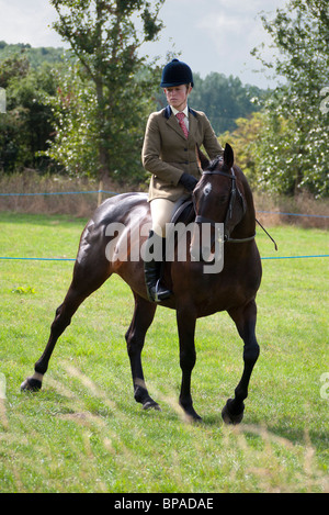 Immaculée jeune cheval et cavalier à été gymkhana, Abingdon-on-Thames Banque D'Images