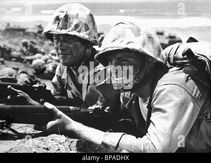 JOHN WAYNE, JOHN AGAR, sables d'Iwo Jima, 1949 Banque D'Images