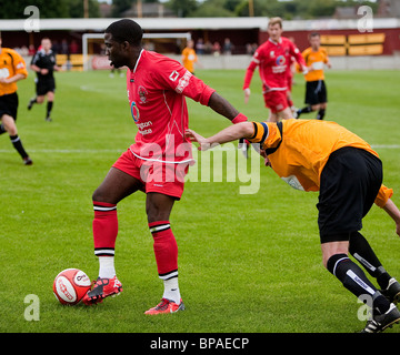 Ville Warrington un joueur contrôle le ballon alors qu'un défenseur Albion Ossett tombe à terre Dimplewells Road, Ossett Banque D'Images