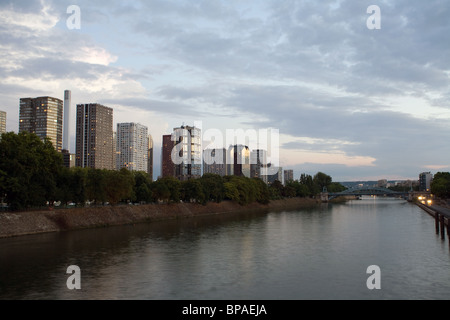 Le Front de Seine, à proximité de Tours la Seine, Paris, France. Banque D'Images