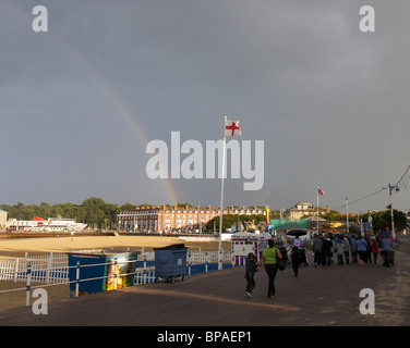 St George's d'un drapeau et d'arc-en-ciel et mer esplanade, Weymouth, Dorset, UK Banque D'Images