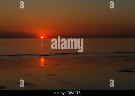 Coucher de soleil sur l'océan Atlantique, Médoc, département de la Gironde, France Banque D'Images