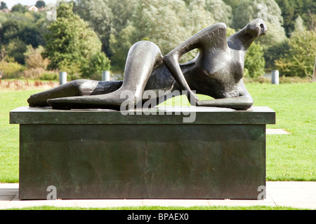 Reclining Figure par Henry Moore Banque D'Images