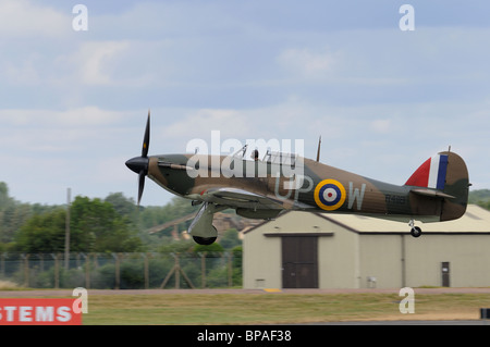 Hawker Hurricane MK I R4118 ( GO G-HUPW Inscription) décolle pour rejoindre le passage aérien au 2010 RIAT à RAF Fairford, UK Banque D'Images