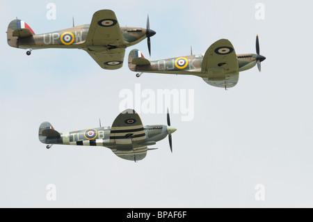 Deux Spitfire et un affichage à l'Ouragan 2010 RIAT Royal International Air Tattoo RAF Fairford Gloucestershire Angleterre Banque D'Images