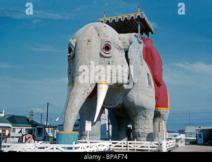 Lucy l'éléphant dans son site original à Margate City, New Jersey, USA, 1958.Il a été déplacé vers un nouvel emplacement en 1970, puis restauré. Banque D'Images