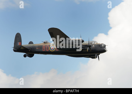 Avro Lancaster Bomber vole à l'RIAT 2010 Royal International Air Tattoo RAF Fairford Gloucestershire Angleterre Banque D'Images