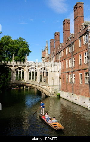 Barques à touristes par le Pont des Soupirs, St John's College, Cambridge, England, UK Banque D'Images