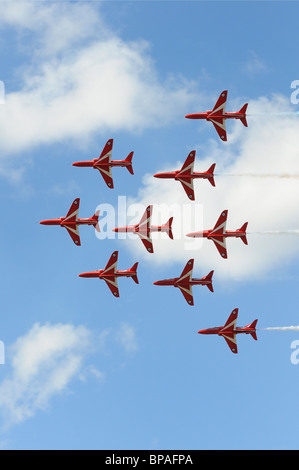 La Royal Air Force britannique des flèches rouges Aerobatic Team Affichage à l'émotion à la 2010 RIAT Royal International Air Tattoo RAF Banque D'Images