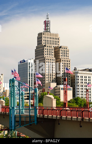 Drapeaux américains la ligne rue Wabasha pont sur le fleuve du Mississippi sur un matin d'été dans le centre-ville de Saint Paul, Minnesota. Banque D'Images