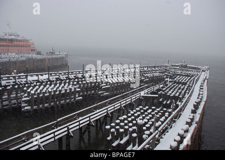 Barrière enneigés des pilotis au sud de Port de Ferry sur jour d'hiver à Manhattan New York Banque D'Images