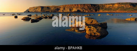 Saltwick Bay, près de Whitby, dans le Yorkshire à l'aube Banque D'Images