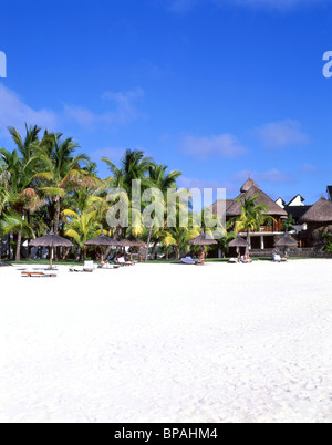 Vue sur la plage, Le Touessrok Sun Hotel, Trou d'Eau Douce, Flacq District, République de Maurice Banque D'Images