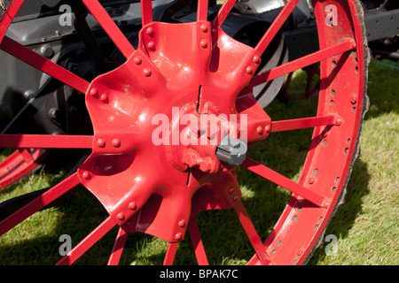 Fer peint rouge rayons d'une roue du tracteur Banque D'Images