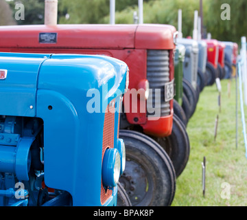 Vieux tracteurs antiques dans lineup à salon de l'agriculture Banque D'Images