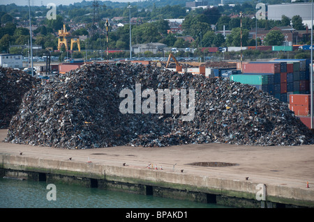 Un gros tas de ferraille au port de Southampton, en Angleterre. Banque D'Images