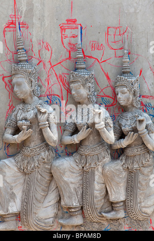 Peinture murale de l'APSARA et croquis sur un mur du temple de béton - Phnom Penh, Cambodge Banque D'Images