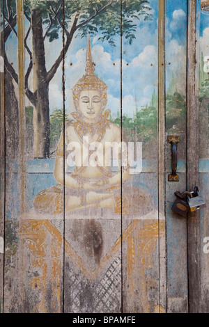 Ancienne peinture Bouddha sur une pagode en bois porte - Phnom Penh, Cambodge Banque D'Images