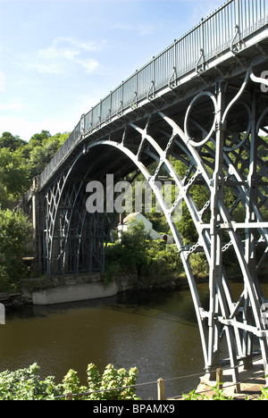 Le pont métallique à Ironbridge, Shropshire, Angleterre. Banque D'Images