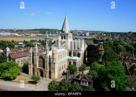 La cathédrale de Rochester vu du haut du château. C'est la deuxième plus ancienne cathédrale anglais construit en 609 AD par Mgr Daniel Banque D'Images