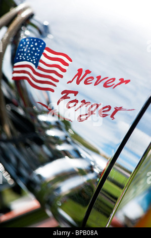 Les mots "ne jamais oublier" et un drapeau américain peint sur un projecteur chrome moto Harley Davidson Banque D'Images