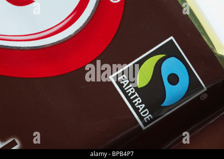 Logo Fairtrade sur plaine sombre Kit Kat barre de chocolat - chocolat Kit-Kat KitKat Kit Kat bar - symbole du logo fairtrade le commerce équitable Banque D'Images