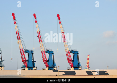 Israël, Haifa, port de Haïfa, le plus grand port d'Israël. Trois grues Derrick Banque D'Images