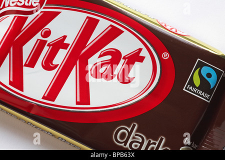 Logo Fairtrade sur plaine sombre Kit Kat barre de chocolat - chocolat Kit-Kat KitKat Kit Kat bar - symbole du logo fairtrade le commerce équitable Banque D'Images