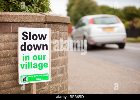 Un signe de demander aux automobilistes de ralentir à Mundesley village de Norfolk, Royaume-Uni. Banque D'Images