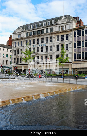 Debenhams longue rangée Nottingham avec fontaine à l'avant-plan england uk Banque D'Images