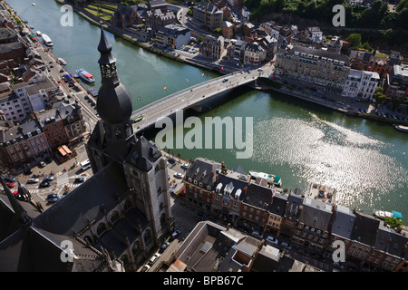 Vue depuis la Citadelle de Dinant au-dessus de la cathédrale et de la Meuse, Wallonie, Belgique. Banque D'Images