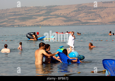 Israël, Galilees, les vacances d'été à la mer de Galilée Les gens cool de dans le lac Banque D'Images