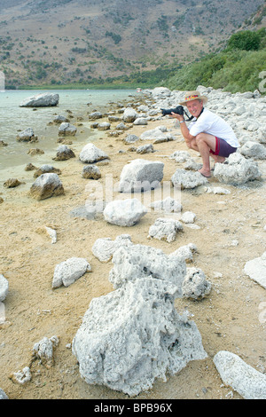 L'homme à la caméra avant de prendre en photo le Lac de Kournas, Crète, Grèce Banque D'Images