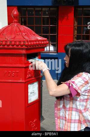 Carte postale de l'affichage traditionnel de femme Royal Mail letterbox, Tenby, Pays de Galles, Royaume-Uni Banque D'Images