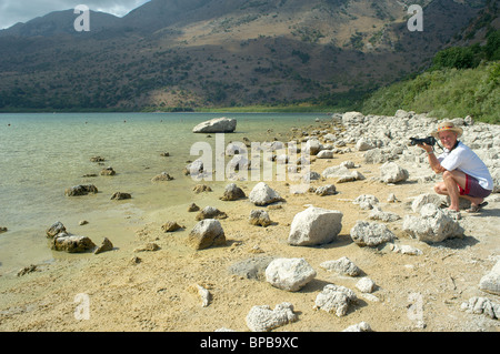 L'homme à la caméra avant de prendre en photo le Lac de Kournas, Crète, Grèce Banque D'Images