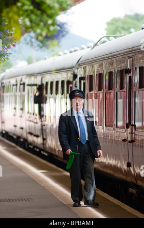 Station guard et des voitures appartenant à la Caledonian Railway station numéro 828 à Aviemore en Ecosse. Banque D'Images