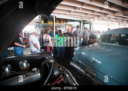 10e édition de la 'Tue Kustom et Hot Rod Thrills' car show dans le quartier de Williamsburg, Brooklyn New York Banque D'Images