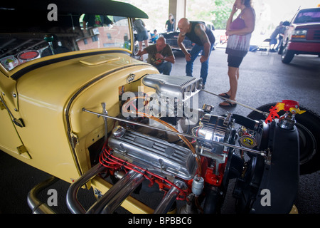 10e édition de la 'Tue Kustom et Hot Rod Thrills' car show dans le quartier de Williamsburg, Brooklyn New York Banque D'Images