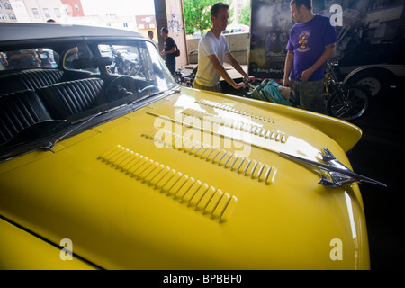 10e édition de la 'Tue Kustom et Hot Rod Thrills' car show dans le quartier de Williamsburg, Brooklyn New York Banque D'Images