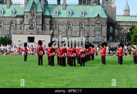 La musique de la Garde à pied du Gouverneur général d'effectuer au cours de la cérémonie de la relève de la garde sur la Colline du Parlement, Ottawa, Canada Banque D'Images