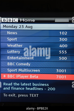 Menu du bouton rouge de télévision montrant l'option BBC iPlayer sur écran Freesat. Le Royaume-Uni, la Grande-Bretagne. Banque D'Images