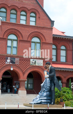 Gigantesque statue au Key West Museum of Art et Histoire, anciennement l'ancien bureau de poste et de douane de Key West en Floride, USA Banque D'Images