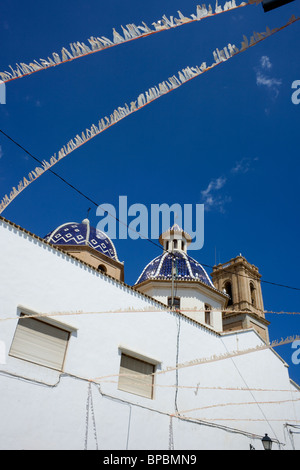 Vue sur l'église de la Virgen del Consuelo à Altea, Espagne. Banque D'Images