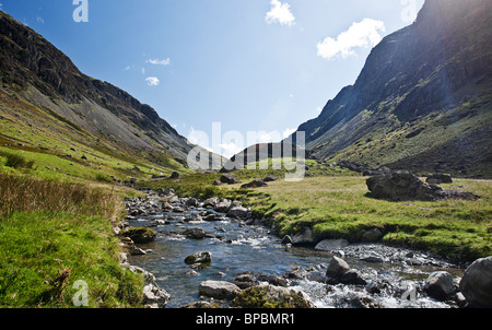 Tiré d'un ruisseau qui traverse Honister Pass dans le Lake District, UK Banque D'Images