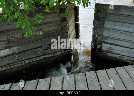 Un piège à saumon et truite en bois au Tsar Alexandre III et son épouse Maria Feodorovna's célèbre Chalet de pêche impérial à Langin.. Banque D'Images