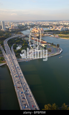 Vue aérienne de la circulation sur la promenade de la côte Est et de la Singapore Flyer Banque D'Images