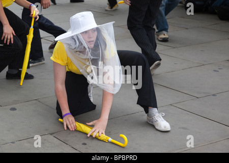 S'chaud, Théâtre National des jeunes acteurs de la course pour sauver les abeilles, Flashmob-style des spectacles sur le pont de Londres Banque D'Images